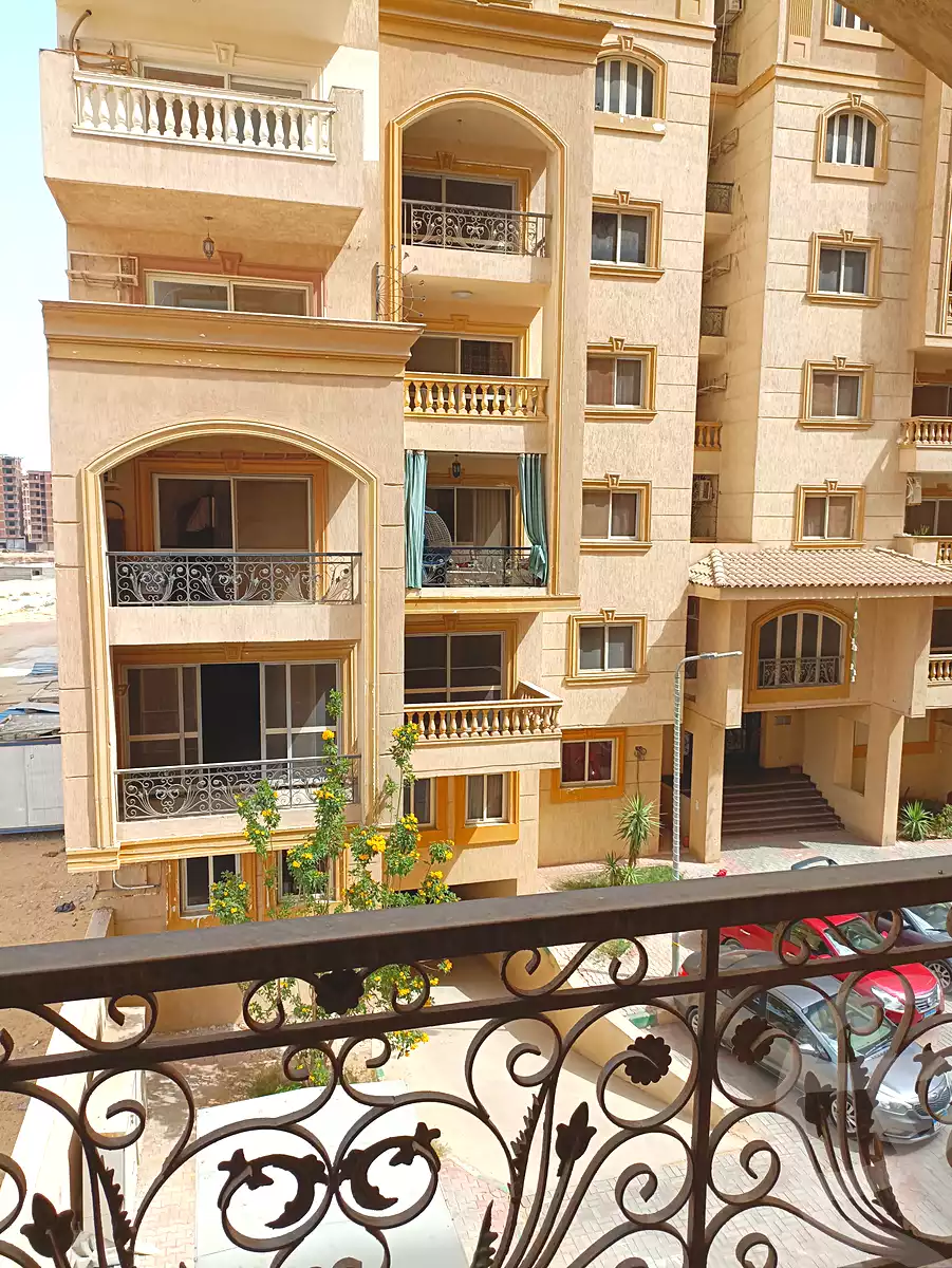 https://aqarmap.com.eg/ar/listing/3990146-for-sale-cairo-al-oubour-tryq-msr-sm-yly-lshrwy-moon-city