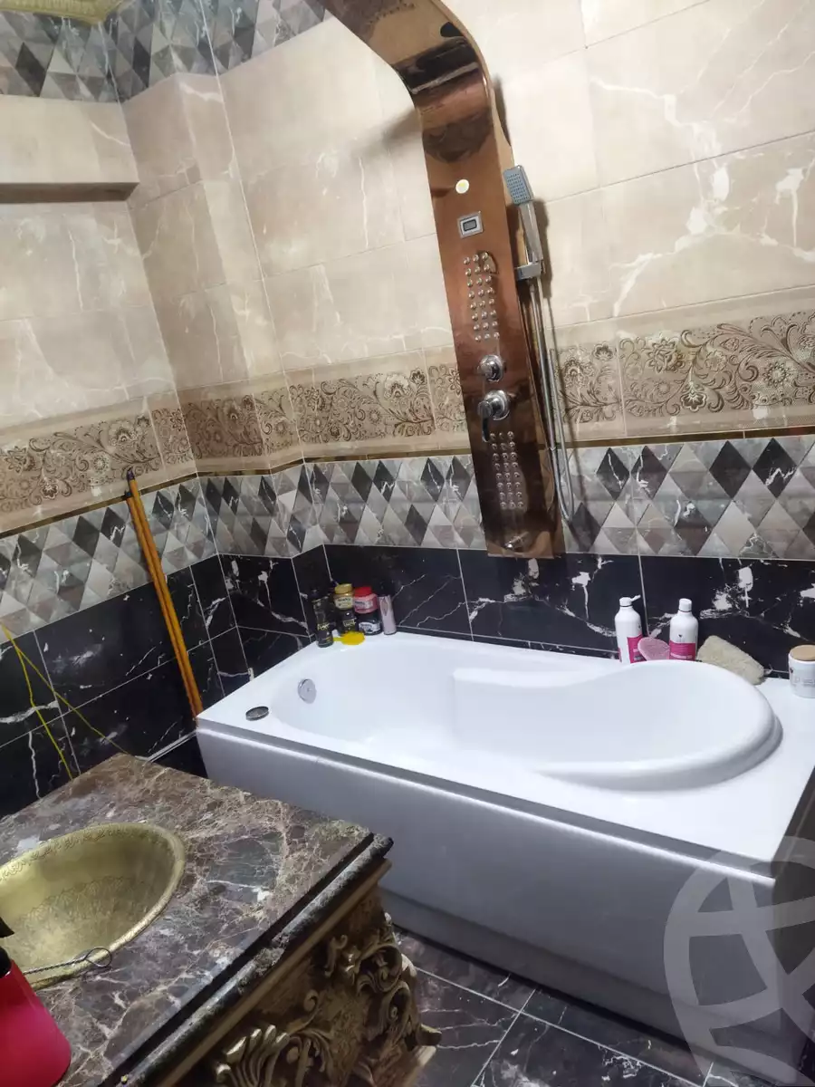 https://aqarmap.com.eg/ar/listing/4432404-for-sale-alexandria-moharram-bey-kanal-al-mahmoudeya-al-bahri-st