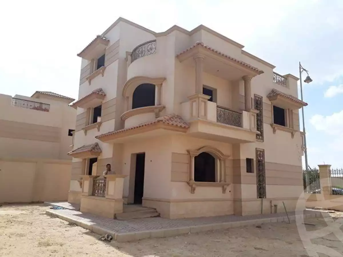 https://aqarmap.com.eg/en/listing/5421279-for-sale-cairo-el-sheikh-zayed-city-compounds-royal-city