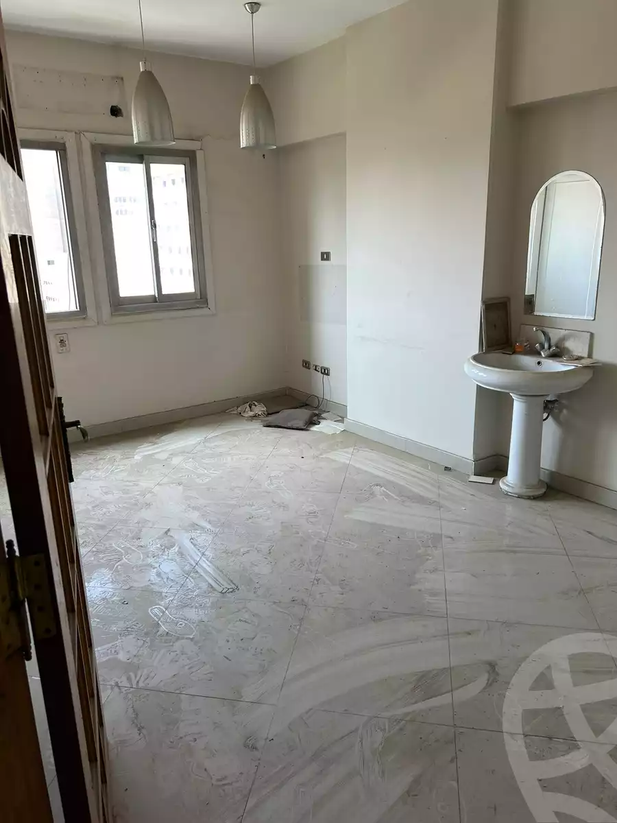 https://aqarmap.com.eg/ar/listing/6179349-for-rent-cairo-downtown-bab-el-loaa-noubar-st