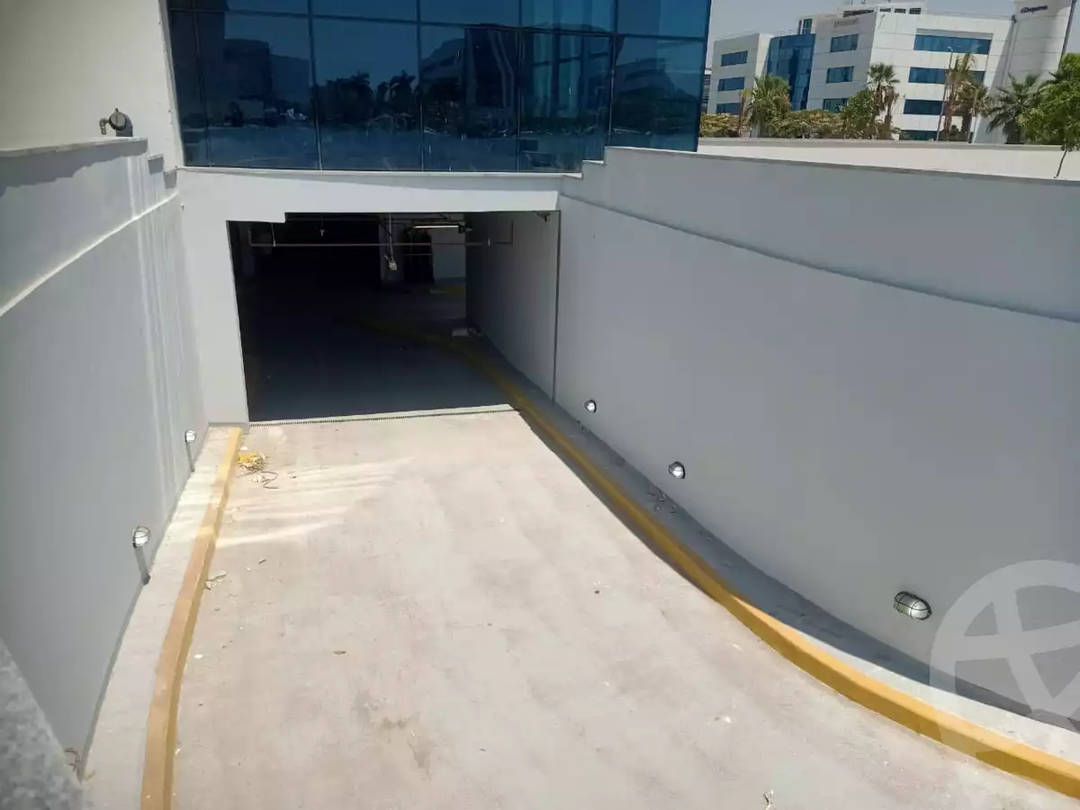 https://aqarmap.com.eg/ar/listing/5298679-for-sale-cairo-el-sheikh-zayed-city-alex-cairo-desert-road-smart-village-y-r-sy-byzns-brk-sfrykw-llstthmr-l-qry