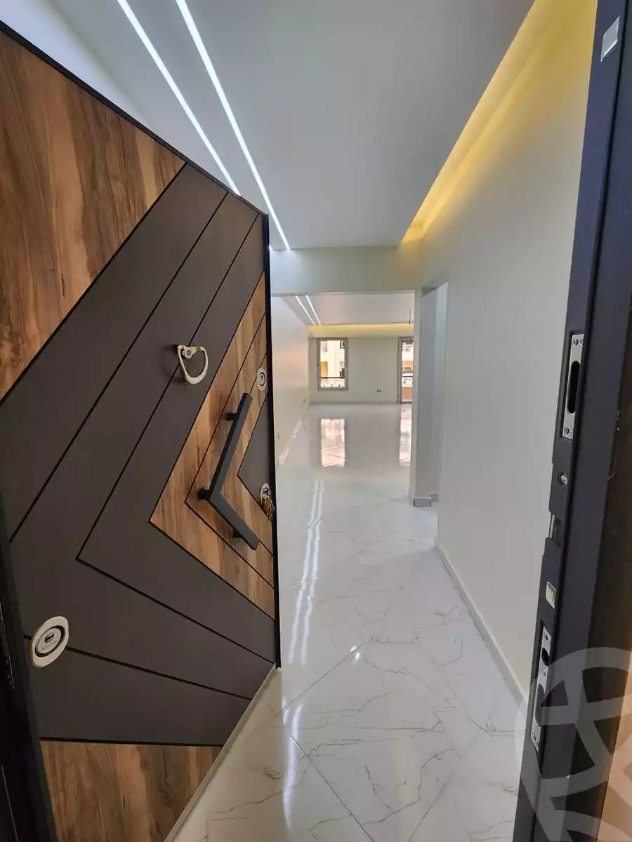 https://aqarmap.com.eg/en/listing/5463111-for-sale-cairo-el-sheikh-zayed-city-compounds-el-khamayel