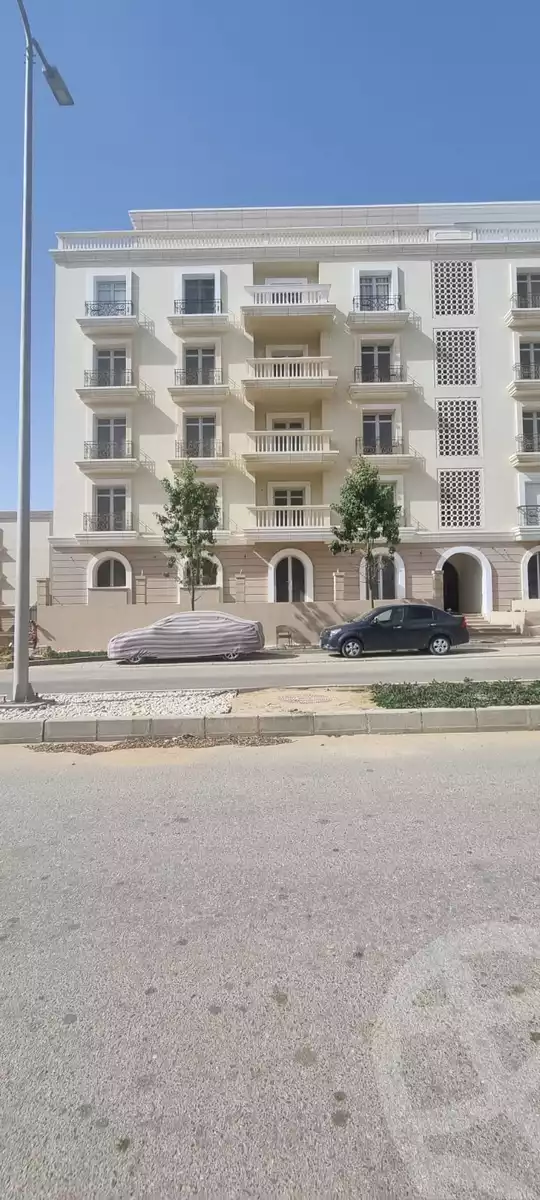 https://aqarmap.com.eg/ar/listing/5584074-for-sale-cairo-new-cairo-compounds-hyde-park-centre-ville-hyde-park