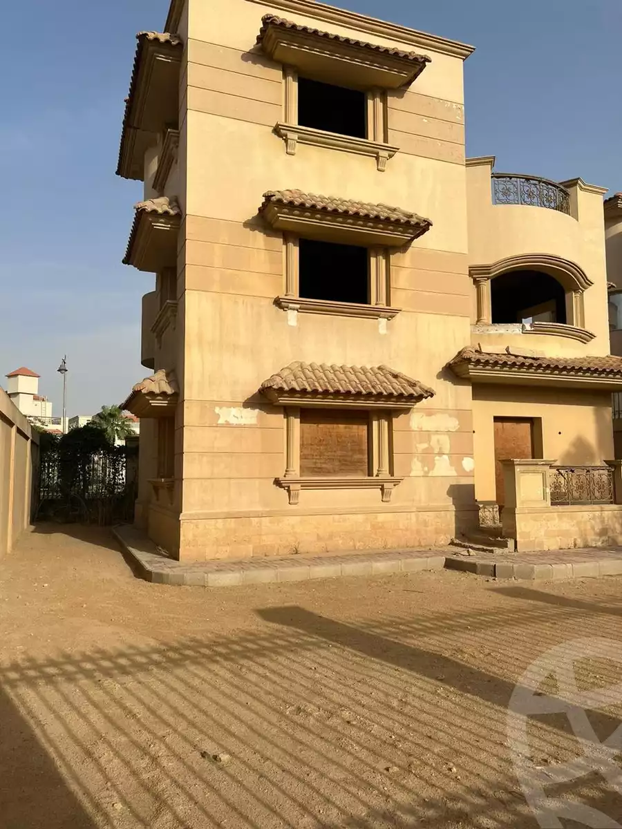 https://aqarmap.com.eg/en/listing/5753305-for-sale-cairo-el-sheikh-zayed-city-compounds-royal-city