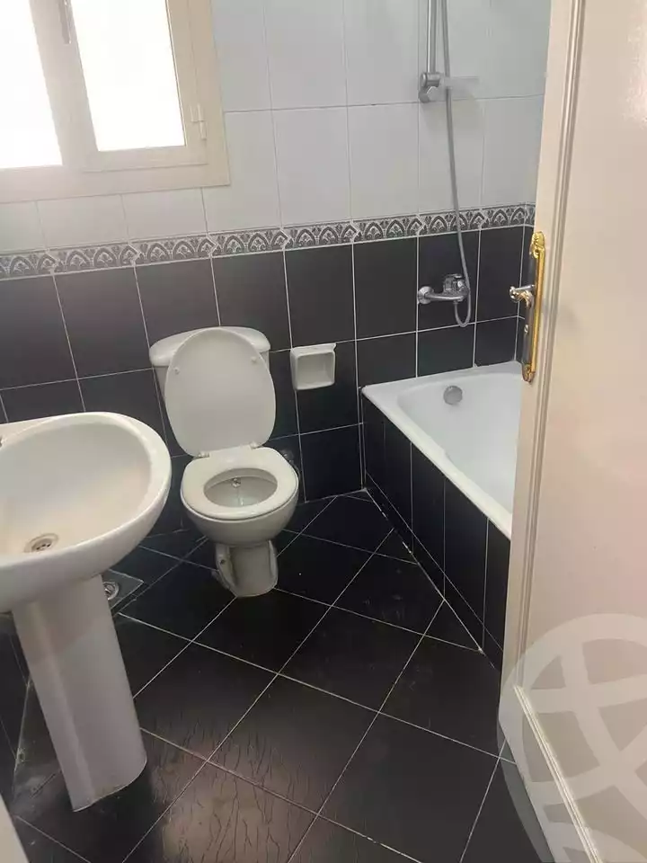 https://aqarmap.com.eg/ar/listing/5845908-for-rent-alexandria-glim-shr-bw-qyr-tryq-lhry