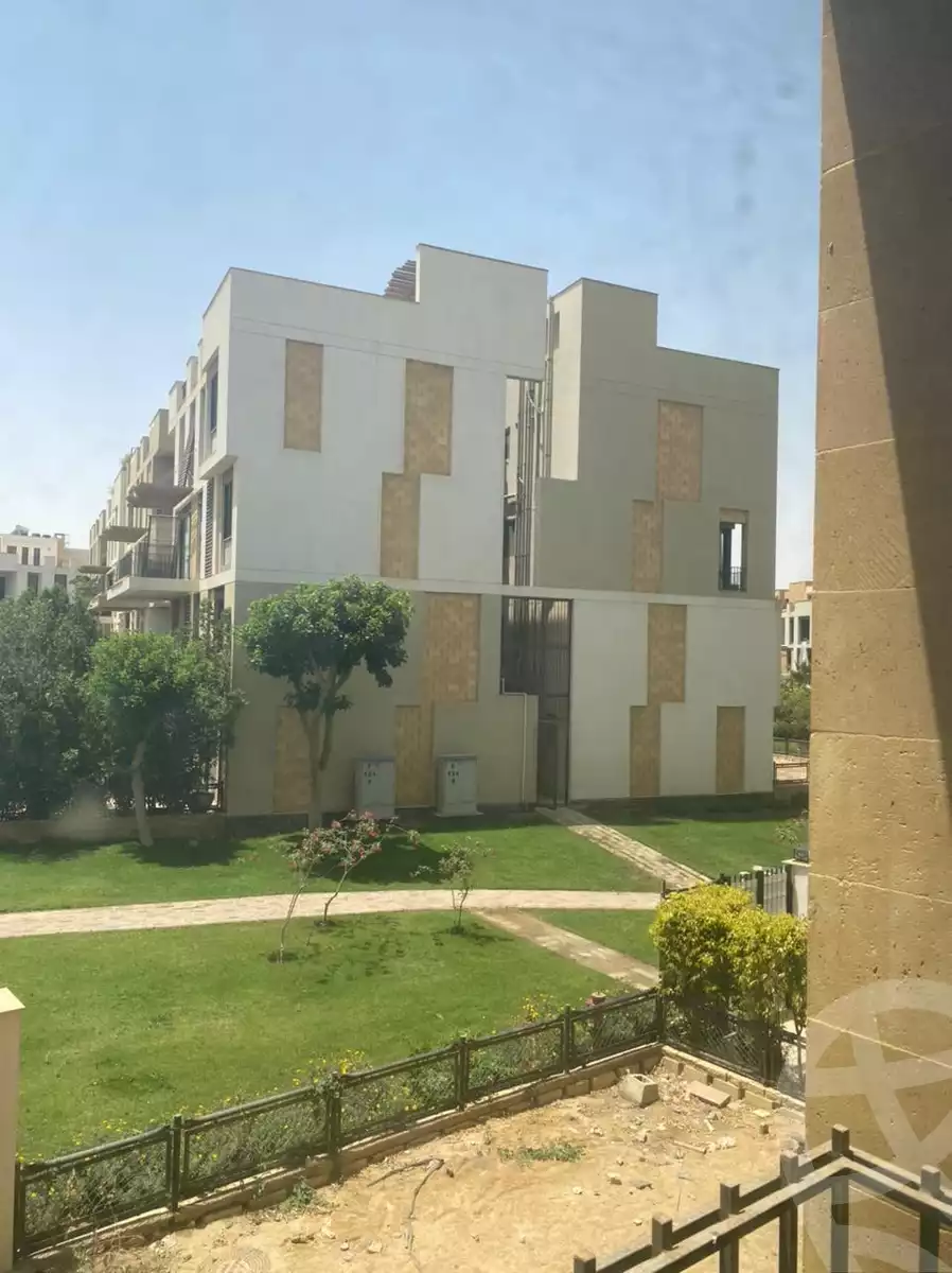 https://aqarmap.com.eg/ar/listing/5861337-for-sale-cairo-el-sheikh-zayed-city-compounds-kmbwnd-wyst-twn-swdyk