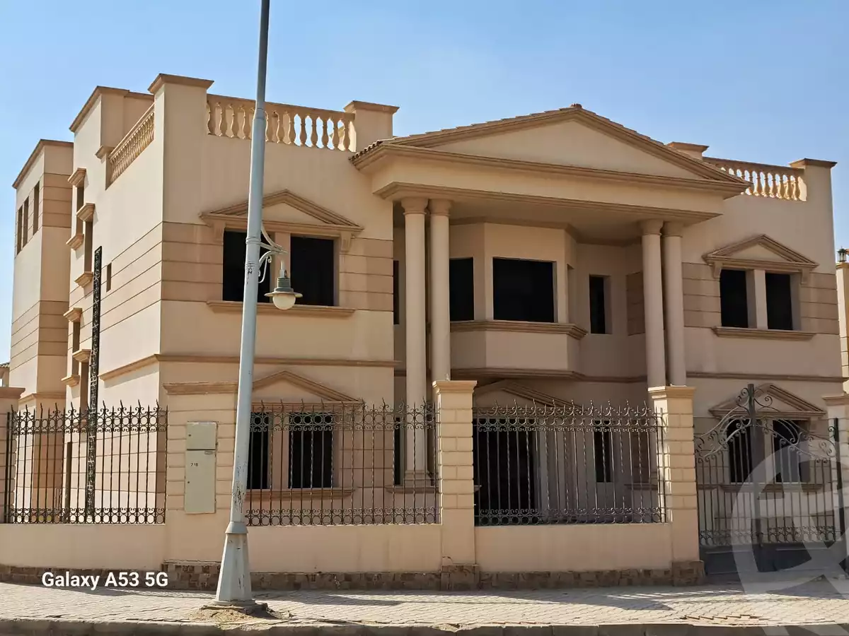 https://aqarmap.com.eg/en/listing/6023493-for-sale-cairo-el-sheikh-zayed-city-compounds-royal-city