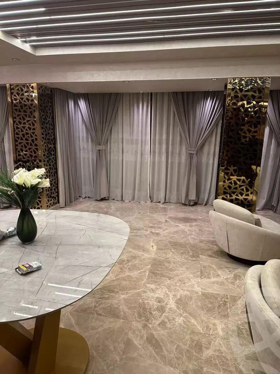 https://aqarmap.com.eg/en/listing/6083985-for-sale-cairo-el-sheikh-zayed-city-compounds-royal-city