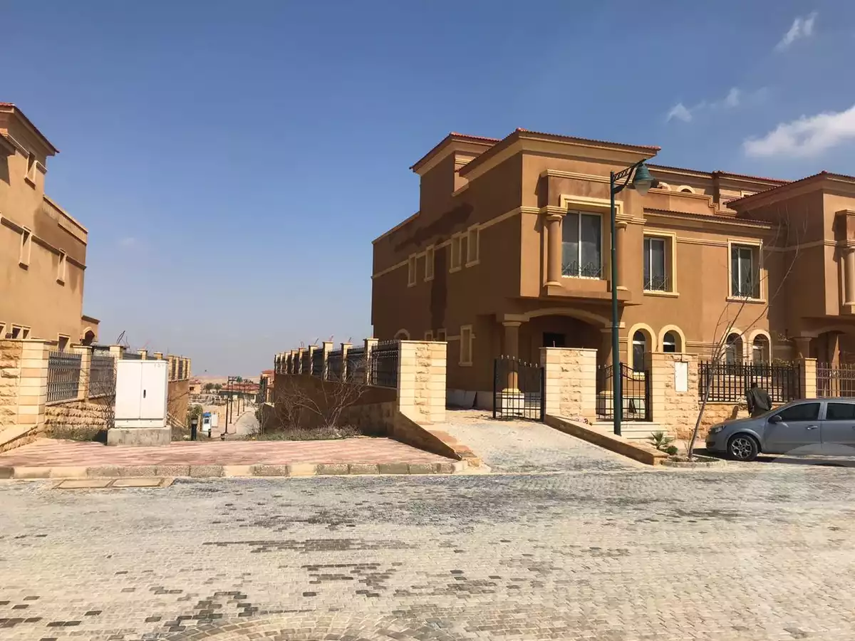 https://aqarmap.com.eg/en/listing/6237676-for-sale-cairo-el-sheikh-zayed-city-compounds-royal-meadows