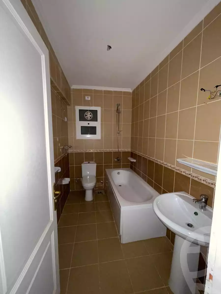 https://aqarmap.com.eg/en/listing/6338746-for-sale-cairo-new-cairo-lrhb-city-phase-4-mohammed-farid-st