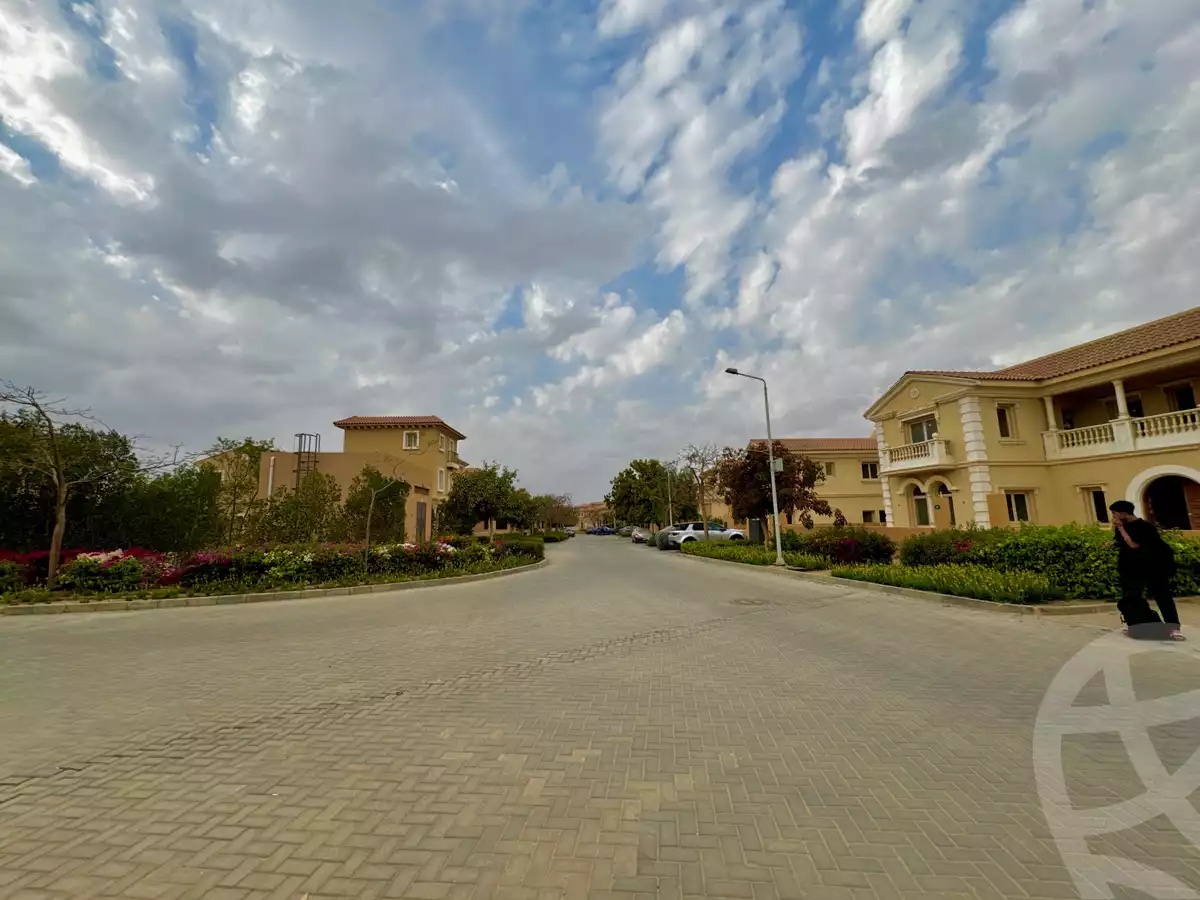https://aqarmap.com.eg/ar/listing/6558347-for-sale-cairo-new-cairo-compounds-hyde-park-centre-ville-hyde-park