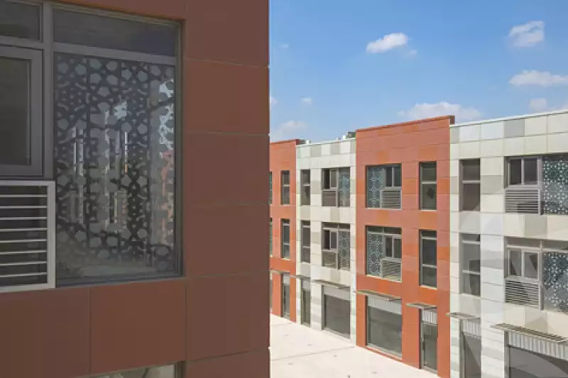 https://aqarmap.com.eg/ar/listing/6739560-for-rent-cairo-el-sheikh-zayed-city-compounds-the-courtyard-mall-dorra