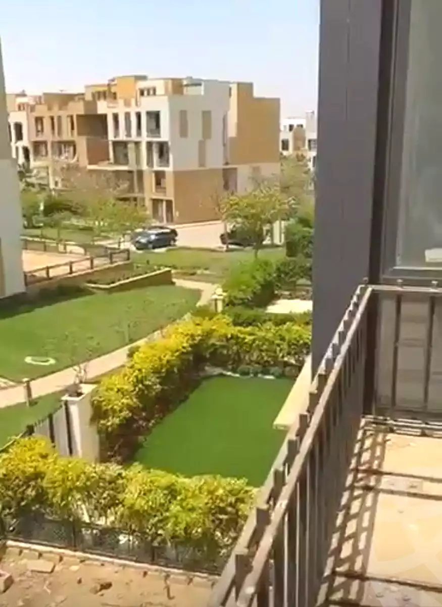 https://aqarmap.com.eg/ar/listing/6750997-for-sale-cairo-el-sheikh-zayed-city-compounds-kmbwnd-wyst-twn-swdyk