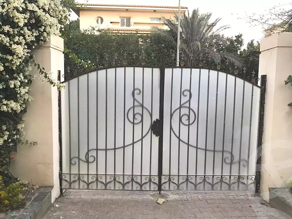 https://aqarmap.com.eg/ar/listing/6808175-for-sale-cairo-6th-of-october-compounds-royal-hills