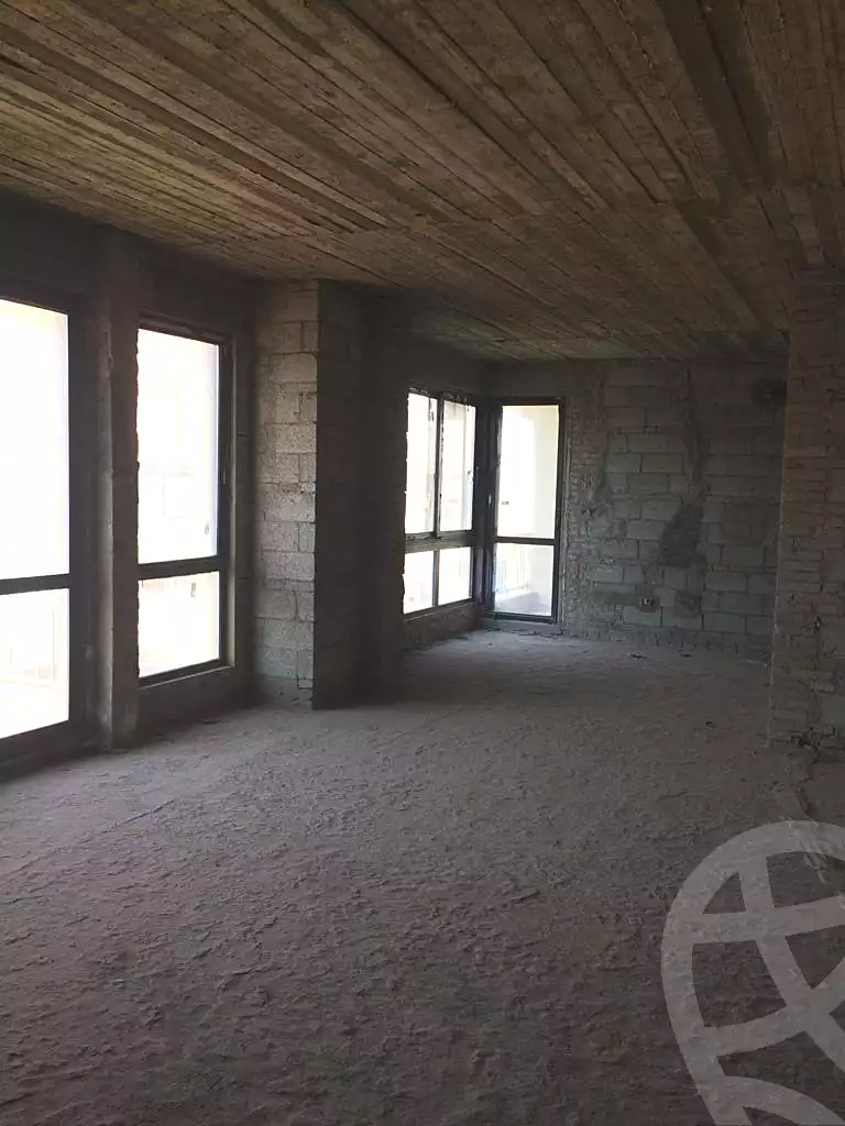 https://aqarmap.com.eg/en/listing/6908102-for-sale-cairo-el-sheikh-zayed-city-compounds-kmbwnd-wyst-twn-swdyk