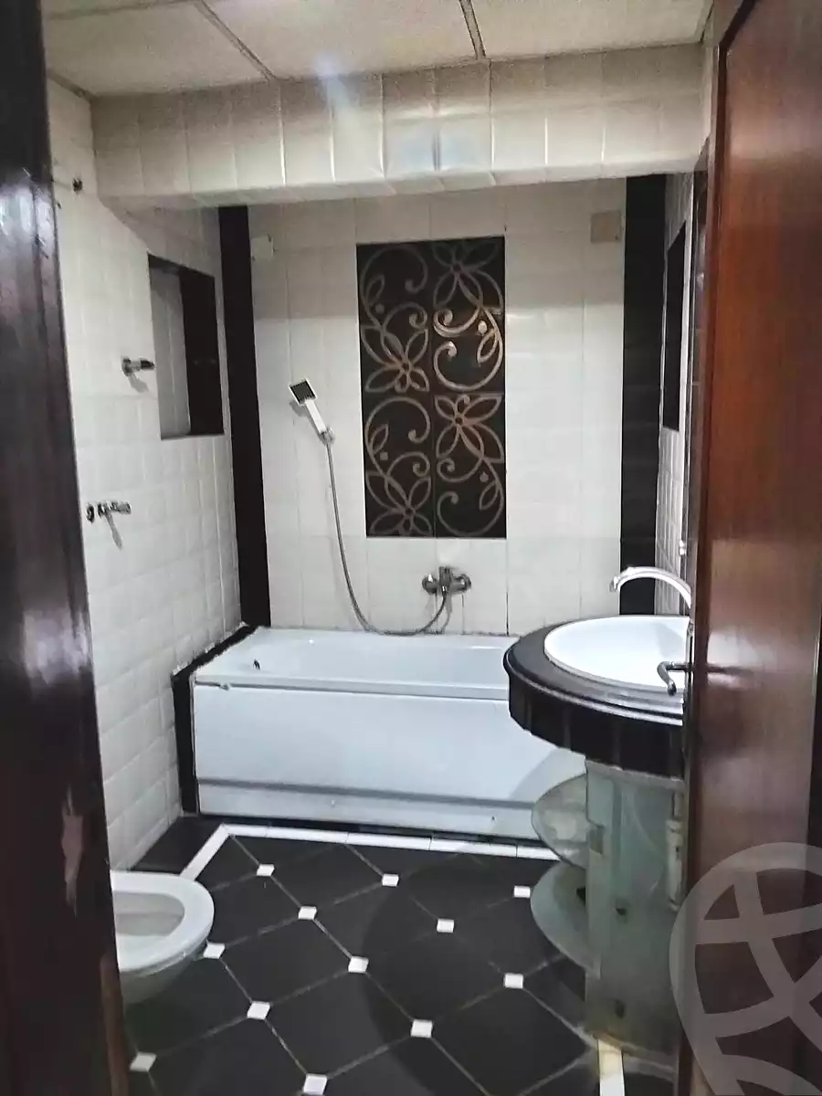 https://aqarmap.com.eg/en/listing/6926421-for-sale-cairo-el-zaytun-hlmy-lzytwn-ibn-el-hakam-sq