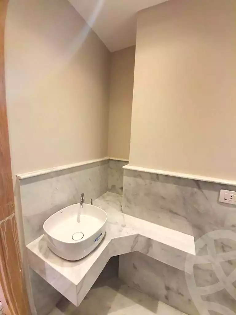 https://aqarmap.com.eg/en/listing/6943355-for-sale-cairo-new-cairo-compounds-mountain-view-hyde-park