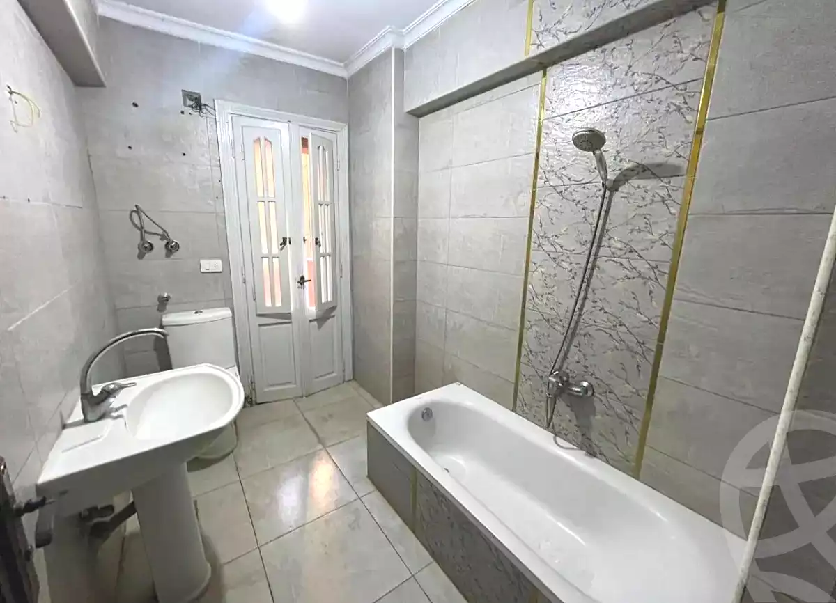 https://aqarmap.com.eg/ar/listing/7129342-for-rent-alexandria-moharram-bey-kanal-al-mahmoudeya-al-bahri-st