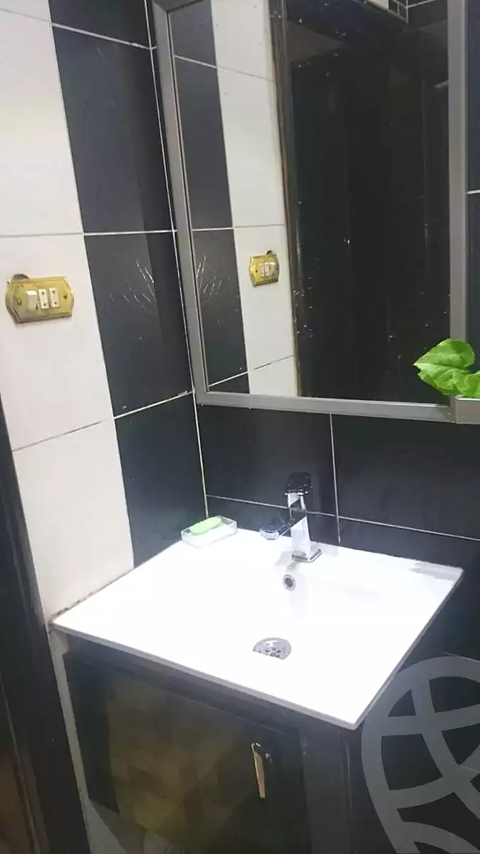 https://aqarmap.com.eg/ar/listing/7169731-for-sale-cairo-el-sheikh-zayed-city-el-hay-el-thaleth-ashaer-area-1-el-salam-st