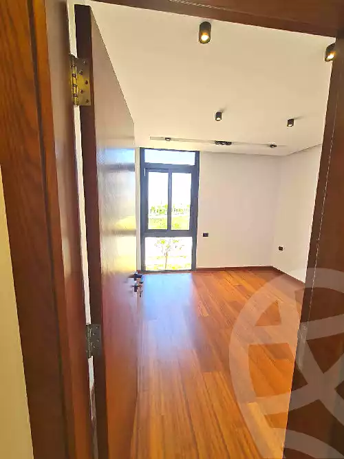 https://aqarmap.com.eg/ar/listing/7284778-for-sale-cairo-el-sheikh-zayed-city-compounds-kmbwnd-wyst-twn-swdyk