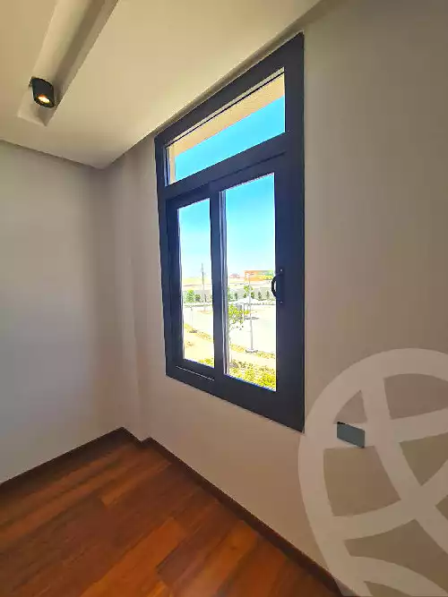 https://aqarmap.com.eg/ar/listing/7284778-for-sale-cairo-el-sheikh-zayed-city-compounds-kmbwnd-wyst-twn-swdyk