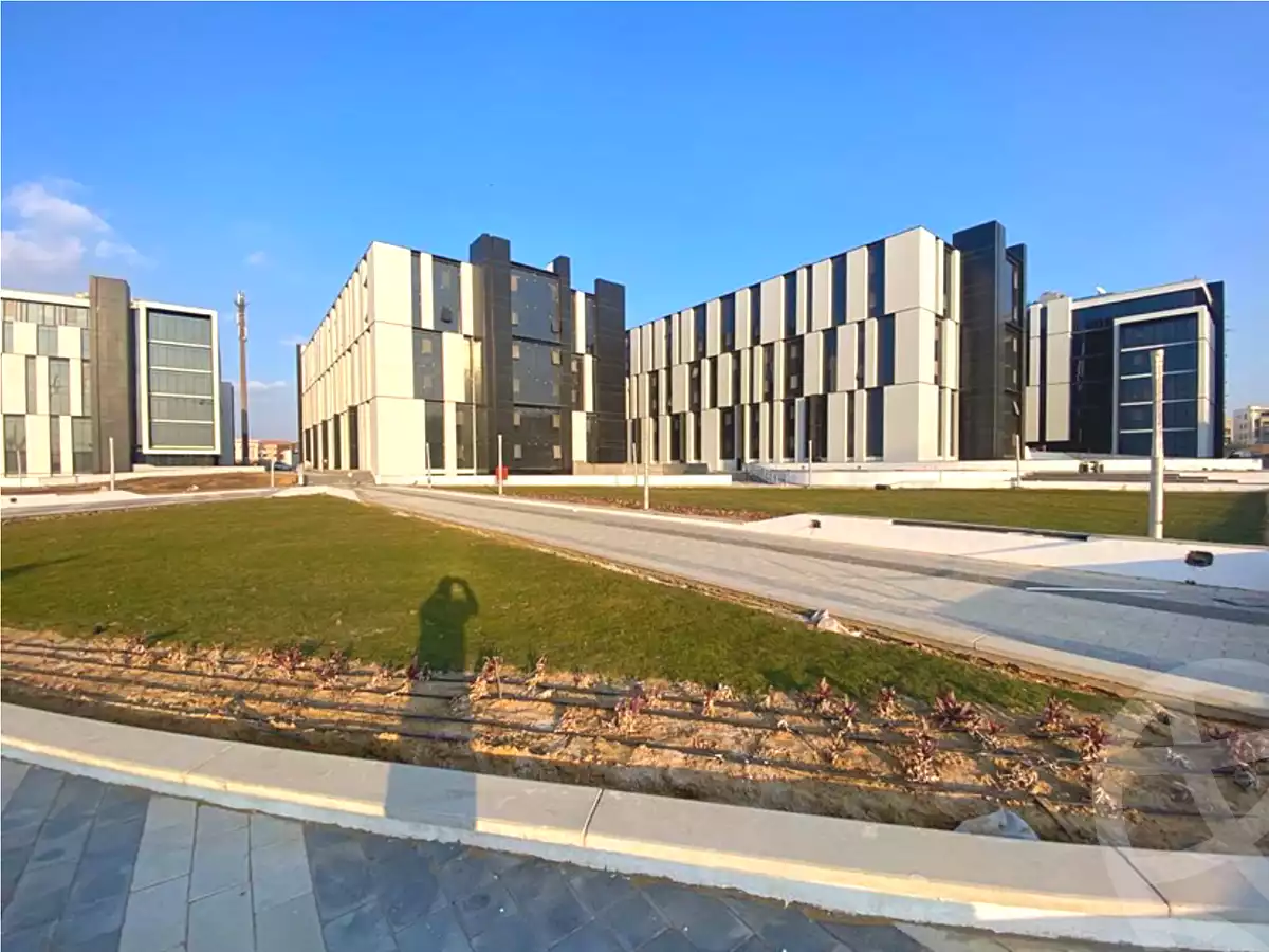 https://aqarmap.com.eg/ar/listing/7303141-for-sale-cairo-new-cairo-compounds-hyde-park-business-district