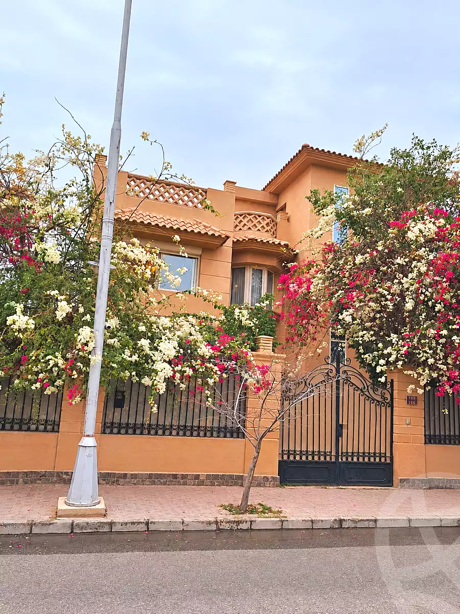 https://aqarmap.com.eg/en/listing/7348714-for-sale-cairo-el-sheikh-zayed-city-compounds-royal-city