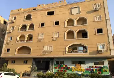 Ground duplex and basement for sale in the seventh district in Zahraa El Maadi - area 350 square meters - red brick duplex - open space - The area of ​​the two floors in the contract is 300 sqm + 50 sqm garden, and the net area is 200 sqm