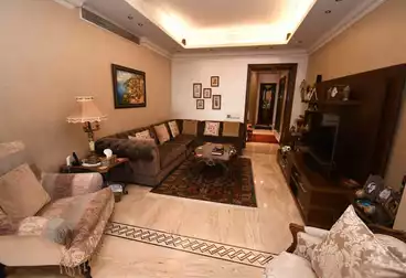 For sale, an apartment in Zamalek Al-Qabaliyya, area of ​​300 square meters, high ceiling, next to Al-Yamani Building, in front of the Marriott Hotel