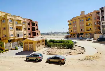 شقة بحديقة للبيع - 3 غرف - بالدور 0