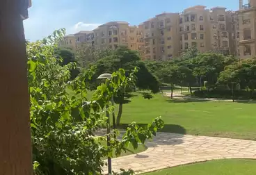 شقة بحديقة للبيع - 2 غرف - بالدور 0