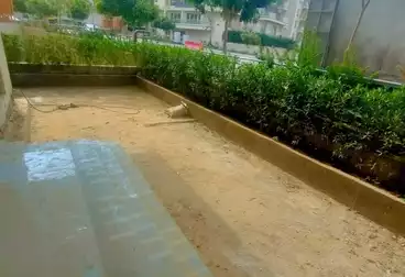 شقة بحديقة للبيع - 2 غرف - بالدور 0