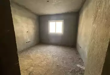 شقة بحديقة للبيع - 3 غرف - بالدور 0