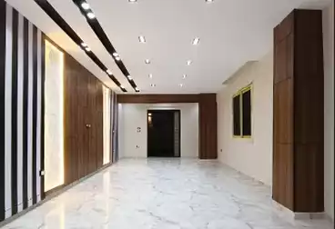 شقة بحديقة للبيع - 3 غرف - بالدور 0