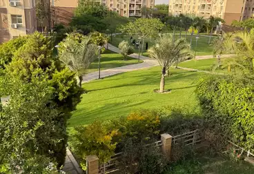 شقة بحديقة للبيع - 2 غرف - بالدور 0