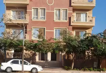 شقة بحديقة للبيع - 3 غرف - بالدور 0