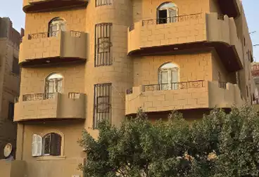 منزل / بيت للبيع - 9 غرف