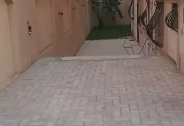شقة بحديقة للبيع - 3 غرف - بالدور 0