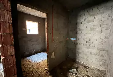 شقة بحديقة للبيع - 3 غرف - بالدور 0