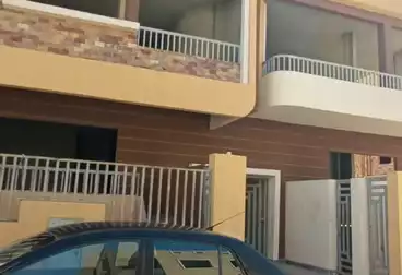شقة بحديقة للبيع - 3 غرف - بالدور 0