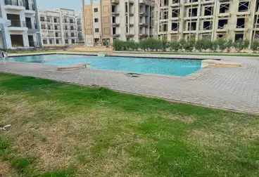 شقة بحديقة للبيع - 3 غرف - بالدور 0