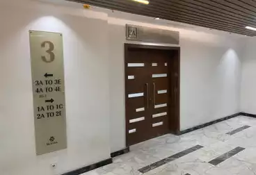مكاتب للبيع - 4 غرف - بالدور 1