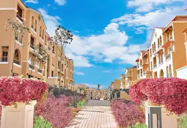 شقة بحديقة للبيع - 3 غرف - بالدور 0