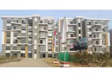 شقة بحديقة للبيع - 1 غرف - بالدور 0