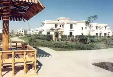 شقة بحديقة للبيع - 3 غرف - بالدور 0