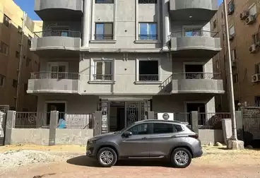 شقة بحديقة للبيع - 3 غرف - بالدور 0