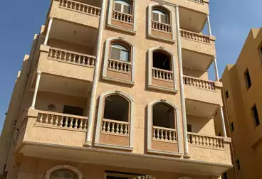 شقة بحديقة للبيع - 3 غرف - بالدور 0