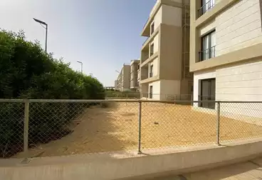 شقة بحديقة للبيع - 2 غرف - بالدور 0