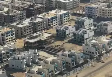 شقة بحديقة للبيع - 4 غرف - بالدور 0