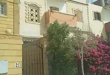 شقة بحديقة للإيجار - 2 غرف - بالدور 2